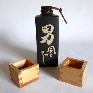 JAPAN JAPANESE HANDCRAFTED TRADITIONAL 3 PIECE SAKE SET DECANTER & WOOD CUPS NEW